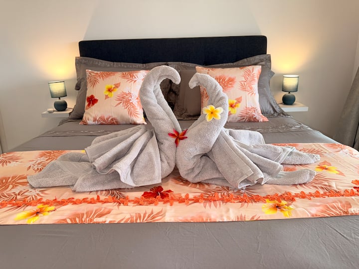 غرفة نوم | سرير بحجم كوين | ملاءات | مدخل إلى الشرفة | منشفة حمام | منطقة تخزين الملابس | شماعات | مصباح بجانب السرير | مكيف هواء | إطلالة على موريا