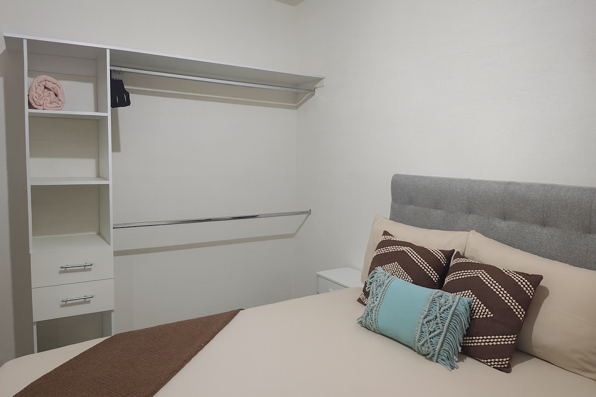 Голямата спалня има собствена баня, двойно легло и гардероб. 