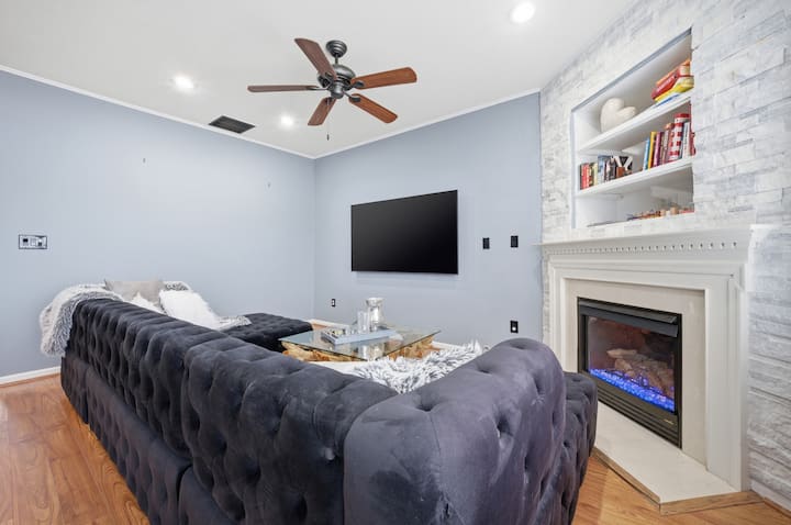 The Phoenix: 4br Lakeside Retreat W/ Deck - Newport News