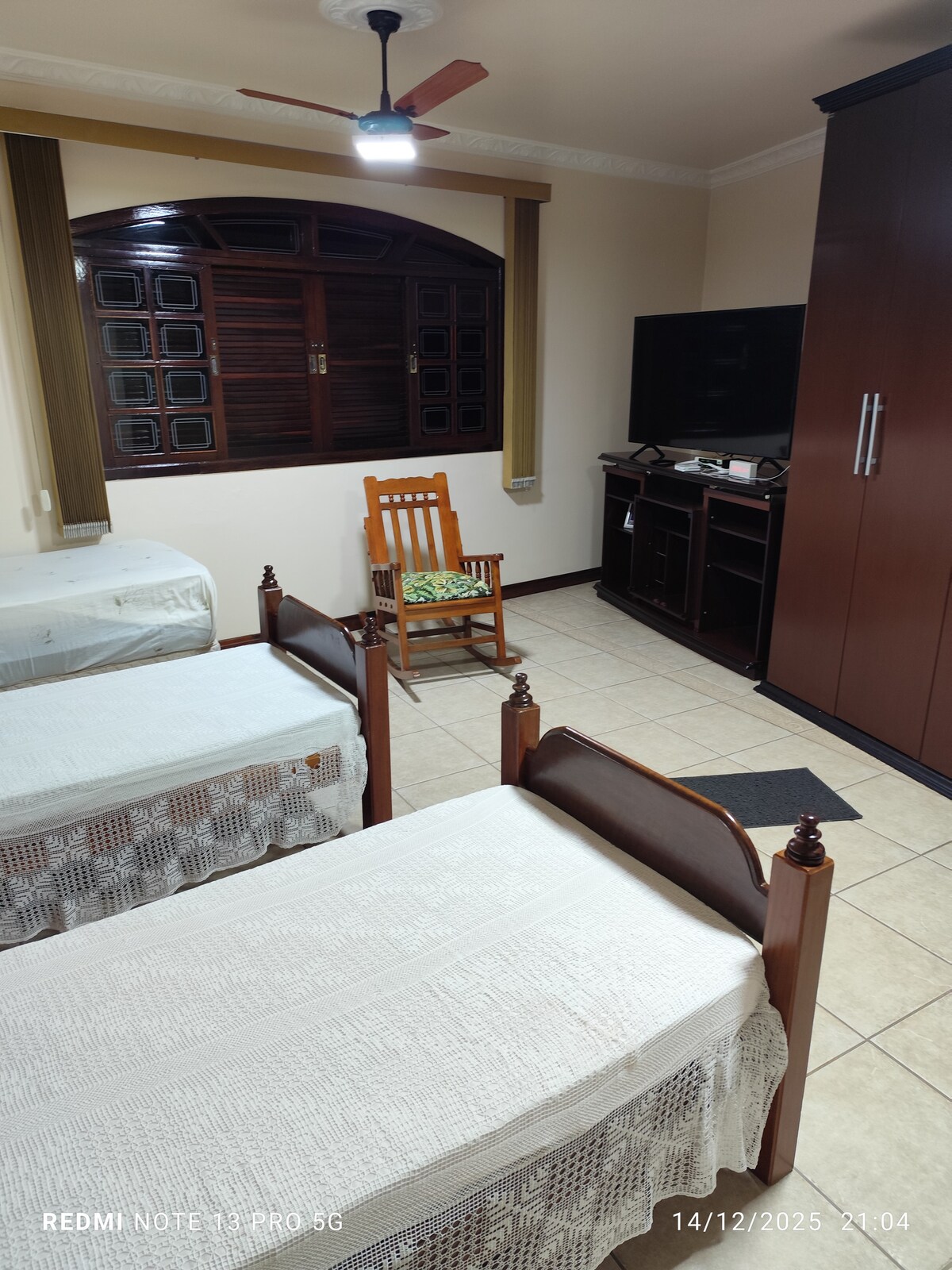 חדר מספר חמש, סוויטה עם חדר רחצה.