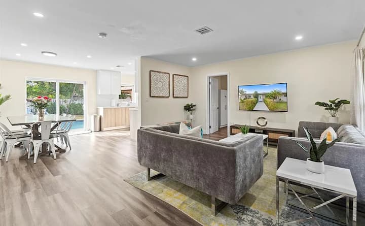 Sunset Villa | Heated Pool | 2.5 Miles To Beach - Fort Lauderdale