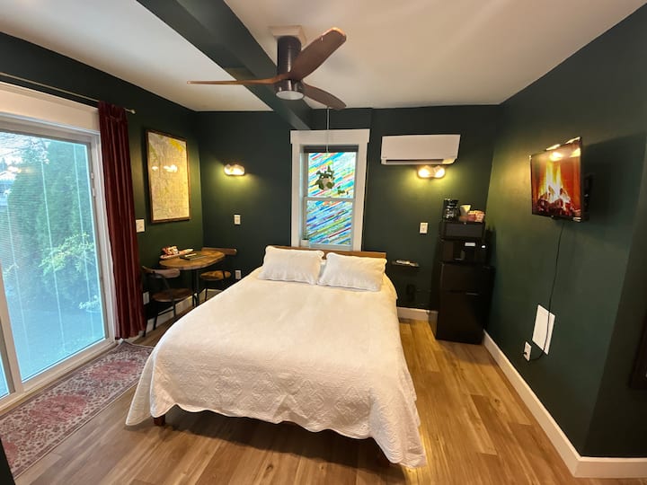 Good Vibes And Bubbly Tides: A Dreamy, Cozy Escape - Portland, OR