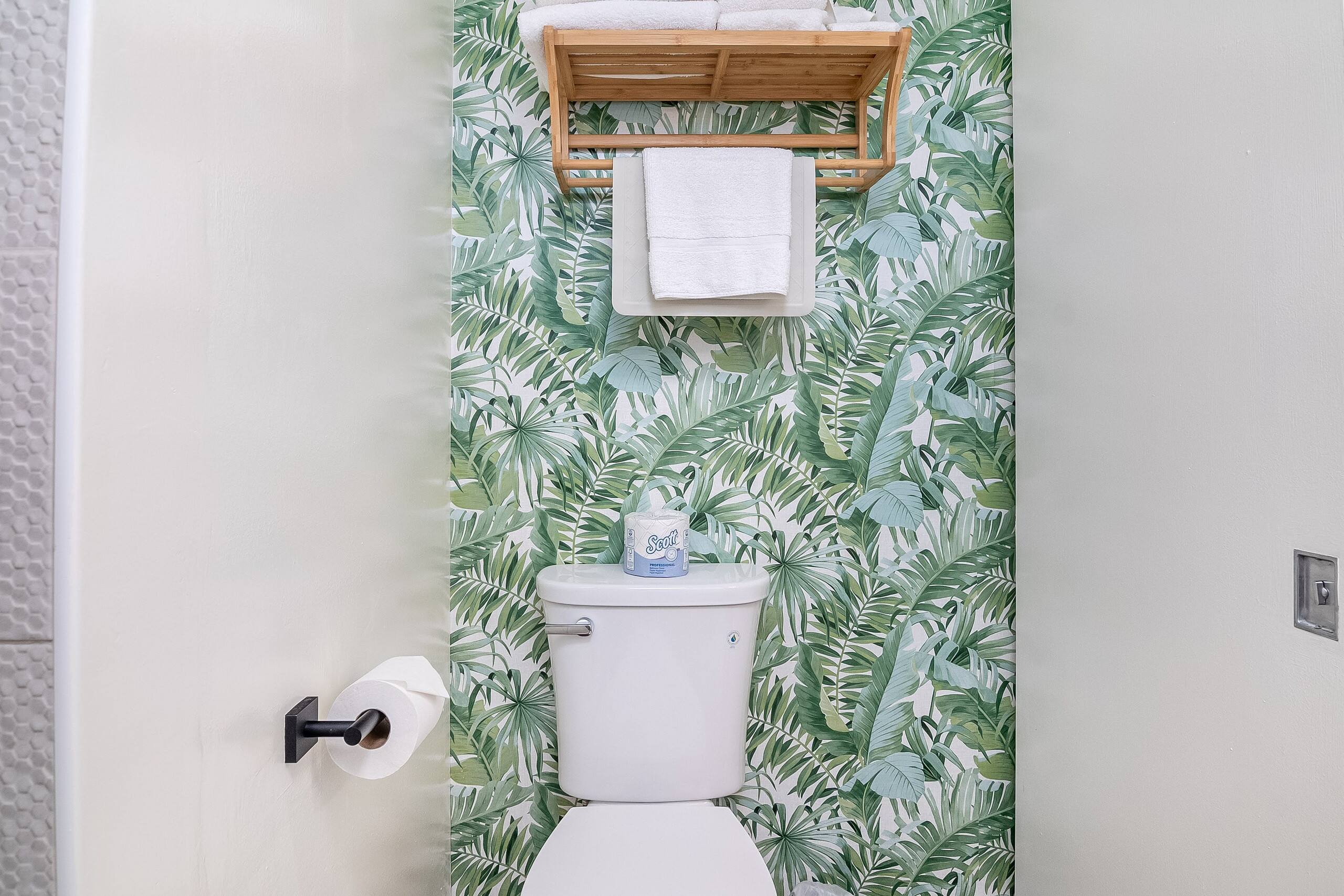 Hotel in Honolulu · ★4.77 · Studio · 1 bed · 1 private bath - Image 10