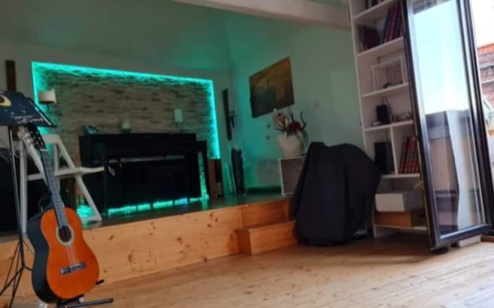 נוף מיוחד לפסנתר שבתוכה. בסלון יש גם את המיטה
לחדר יש גישה למרפסת הקטנה. ניתן להחשיך את החלון עם וילונות אטומים לחלוטין.