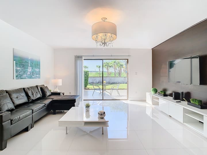 Stylish Townhouse 5 Minutes From Millenia Mall - Orlando