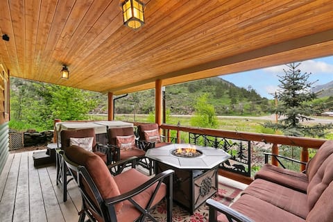Luxury Riverfront Cabin w/ Hot Tub Near RMNP