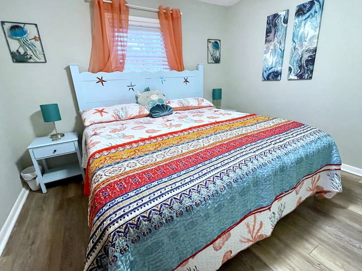 Uživajte u mirnom noćnom snu u našem bračnom krevetu (180 × 200) s iznimno mekanim madracem koji podsjeća na oblak.