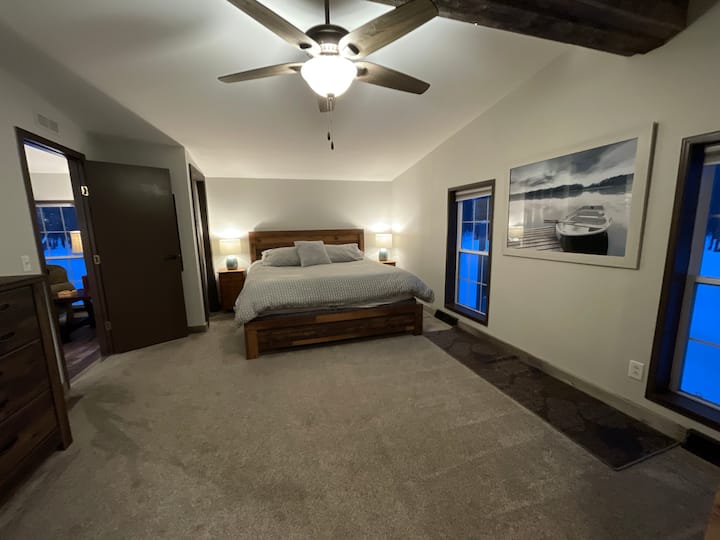 חדר שינה ראשי גדול בקצה הפרטי ביותר של הבית המשקיף על החצר הצדדית. מיטת קינג סייז וחדר רחצה ראשי מרווח בגודל קינג סייז וקווין סייז!