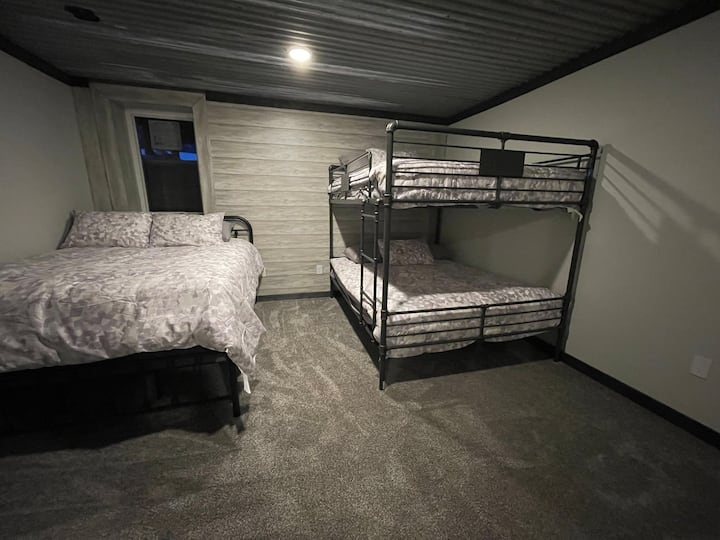 חדר השינה החמישי עם 3 מיטות קווין סייז ממוקם למטה. יש חדר רחצה מרווח סמוך לחדר השינה הזה. 

יש ארבע מיטות אוויר בגודל קווין סייז בארון למעלה לאורחים נוספים. מצעים כלולים.