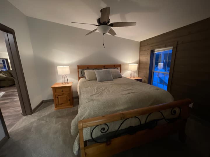 חדר שינה לאורחים עם מיטת קווין סייז וחדר רחצה משותף עם חדר שינה לאורחים נוסף.