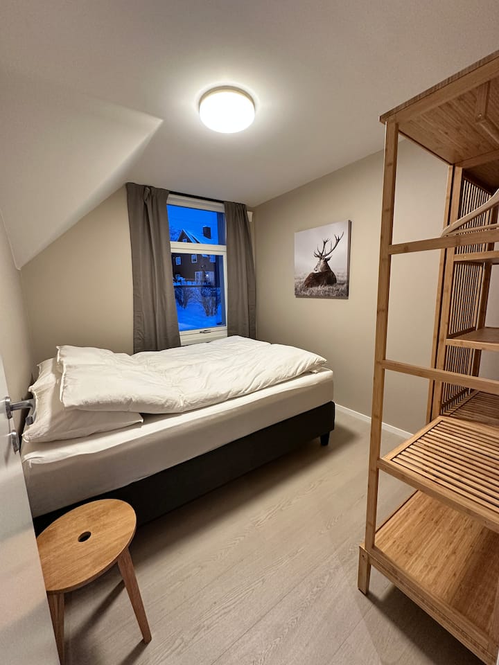 يبلغ عرض السرير 150 سم، ويوجد منفذ طاقة بجوار السرير