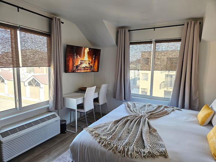 TV inteligente de 50 pulgadas. Los huéspedes pueden iniciar sesión con su propio nombre de usuario y contraseña de la plataforma.