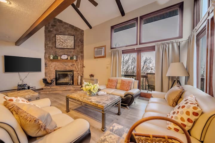 5 Bdrm Beautiful Camelback Home - Walk To Slopes - Pocono Lake, PA