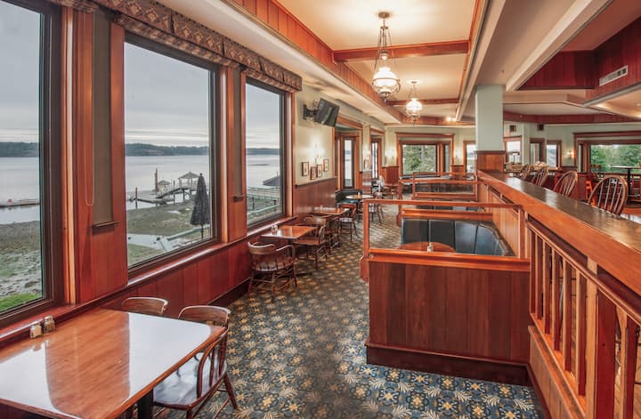 Cozy Two Queen Room At Oceanfront Resort D - Campbell River