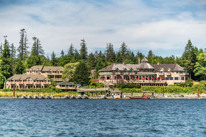 Cozy Two Queen Room At Oceanfront Resort F - Campbell River