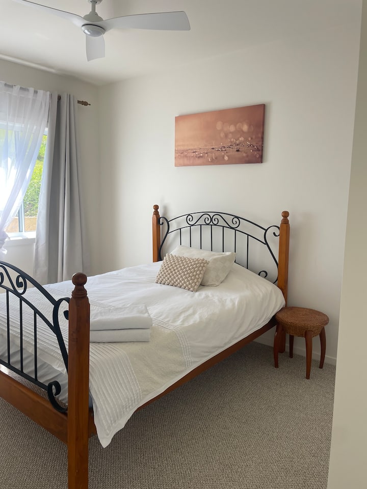 Grand lit queen size confortable 