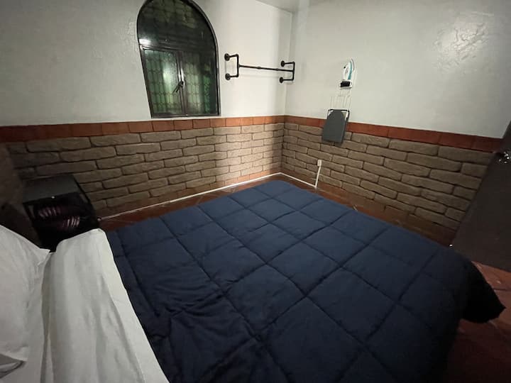 Pohodlná spálňa s manželskou posteľou a mäkkou posteľnou bielizňou pre hlboký a pokojný spánok.