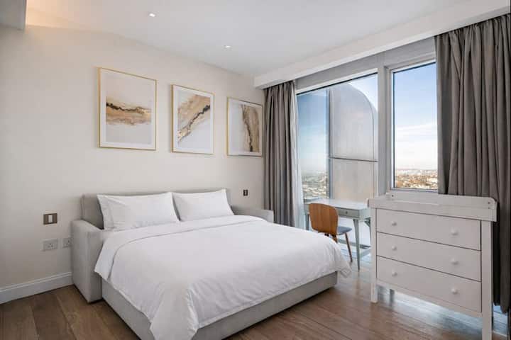 Chumba cha kulala chenye mwanga na chenye starehe chenye kitanda chenye starehe, madirisha makubwa na mwanga wa asili, na kuunda sehemu ya utulivu kwa ajili ya kupumzika, kufanya kazi au kukaa kwa utulivu.