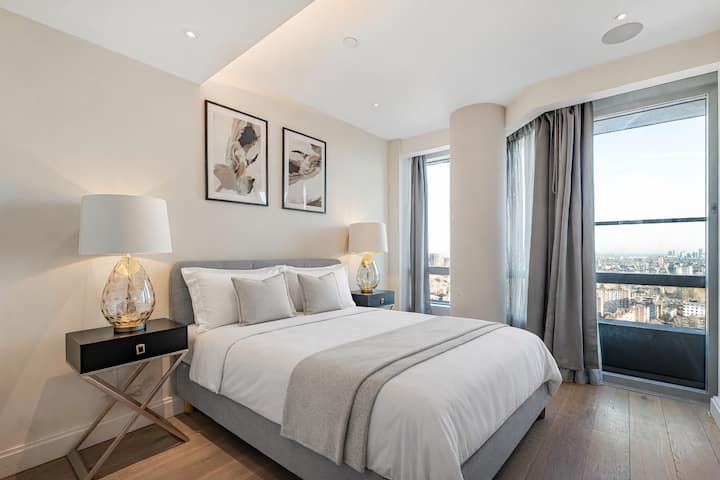 Chumba cha kulala chenye starehe na kitanda cha ukubwa wa queen, mashuka laini na mwanga wa joto, kinatoa mapumziko tulivu na yenye starehe kwa usiku wa kupumzika wakati wa ukaaji wako.