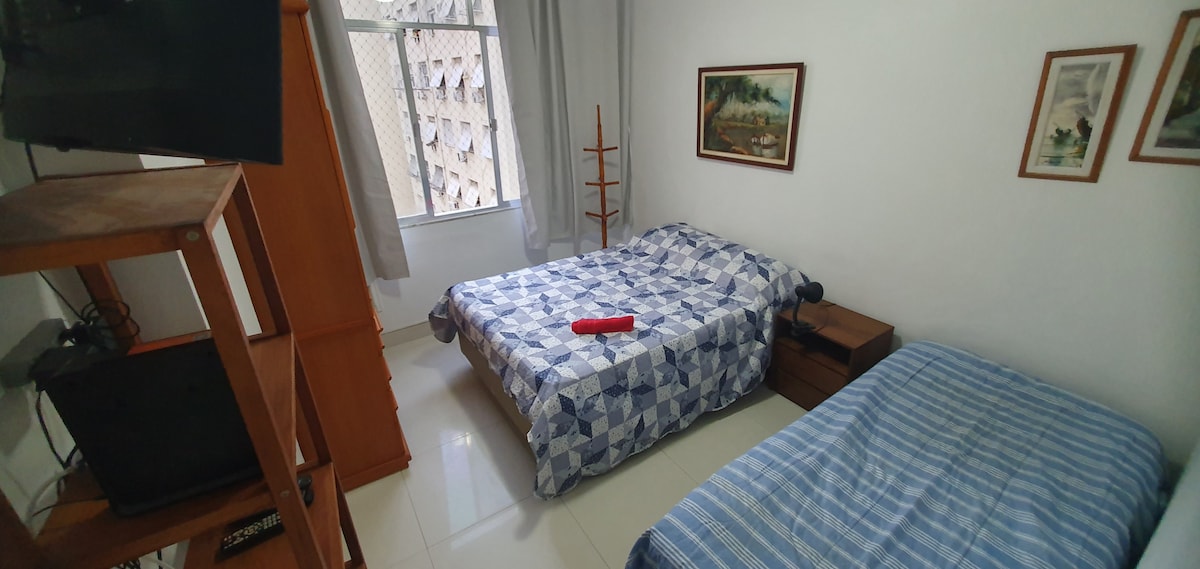 Habitación espaciosa en el séptimo piso con pantalla, cortina opaca, aire acondicionado y ventilador. ¡Sol de la mañana! Silencio. Capacidad para 3 personas. Súper acogedor. 