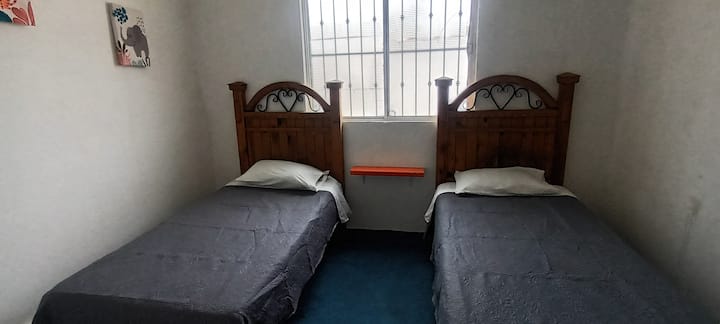 Recamara secundaria, ideal para 2 personas, cuenta con calentador portátil de luz, espejo y repiza central.