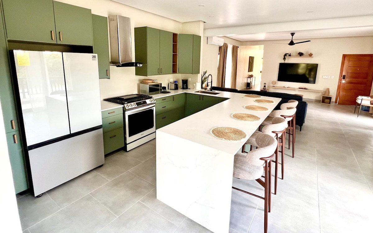 Luxury 3BR Modern Apt. Short Walk to the Beach!