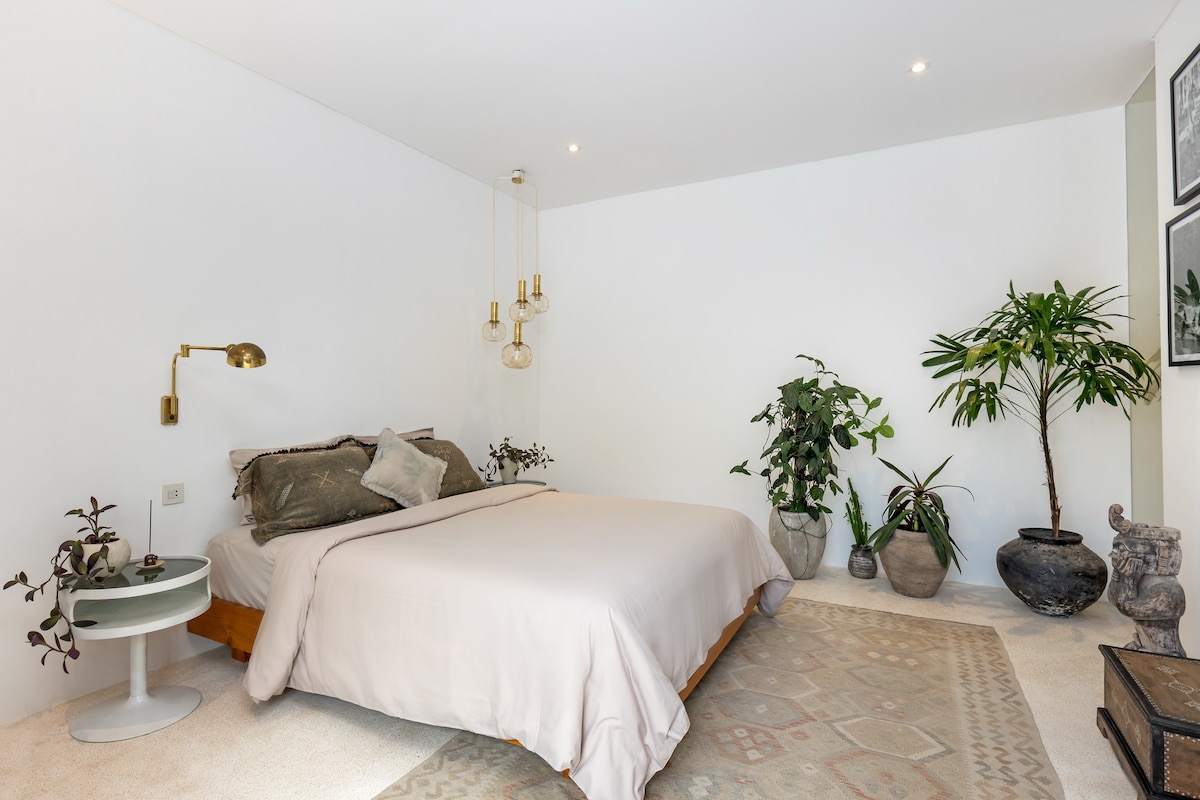 Villa in Canggu · ★5.0 · 2 bedrooms · 2 beds · 2 private baths, порівнянний Airbnb