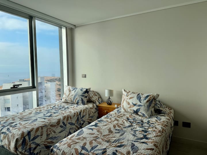 Habitación con vista despejada al mar, ideal para descansar y desconectarse del ruido.