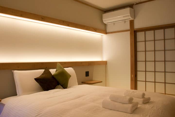Stílusos világítást és tiszta ágyakat biztosítottunk egy olyan helyen, ahol a sódzsi és a faanyagok segítségével érezni lehet a japán hangulatot.Érezd jól magad.