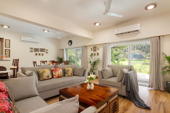Living room image 7