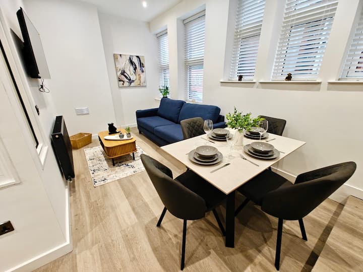 Bright 2-bed Apartment In Bury Town Centre - Bury