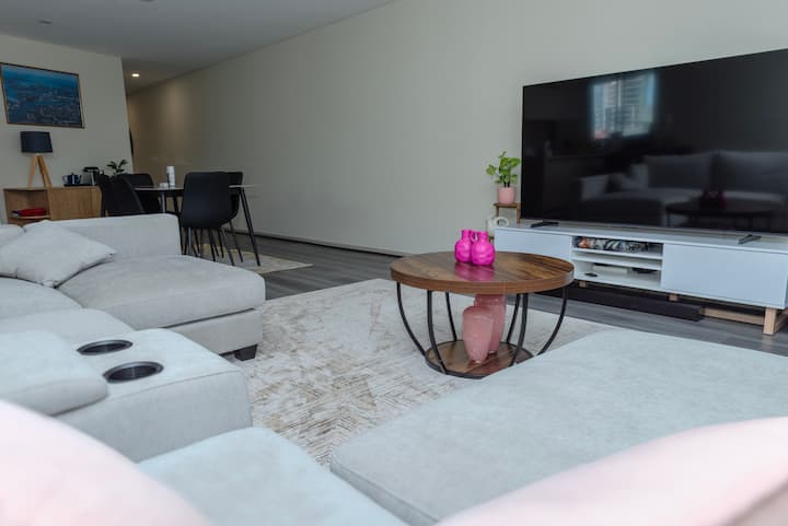 Cozy Modern Apartment Near Hospital & Trains - Wollongong