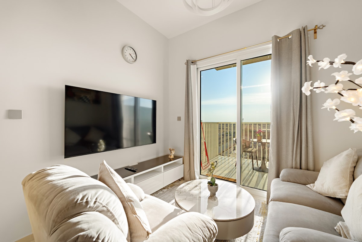 Popular Airbnb listing: FIRST CLASS | 1BR | Tranquil Hideaway in Madinat Hind 4