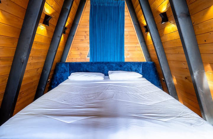 חדר שינה 1 הממוקם בקומה הראשונה עם מיטה זוגית 