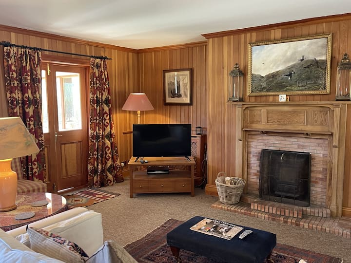 Garden Cottage - Highland Retreat - River Dee View - Braemar