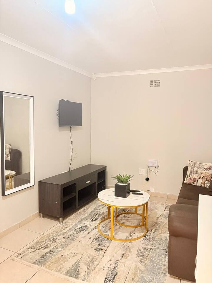 Small Family Room Nice Relaxed Environment. - East London