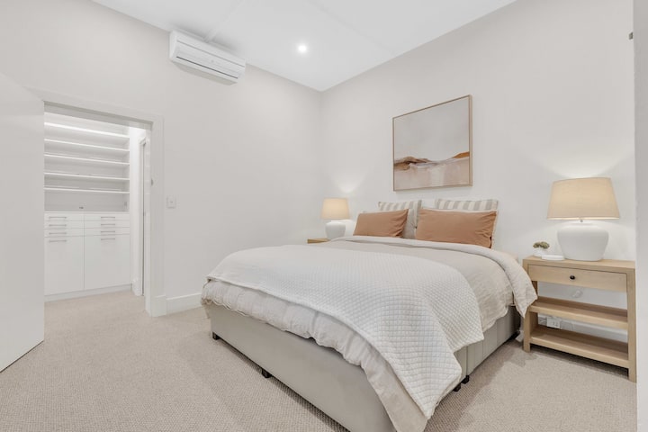 Spavaća soba ispunjena svjetlošću s bračnim krevetom (king-size), prostranim ormarom, privatnom kupaonicom s kadom i klima-uređajem