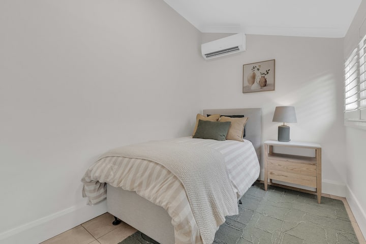 Udobna spavaća soba s bračnim krevetom (king size) na razvlačenje i klima-uređajem