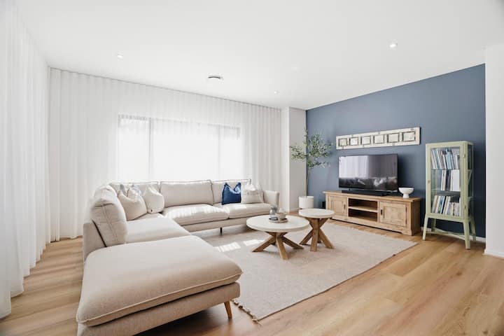 Lakeside Luxury Entertainer - Prestigious Location - Newcastle