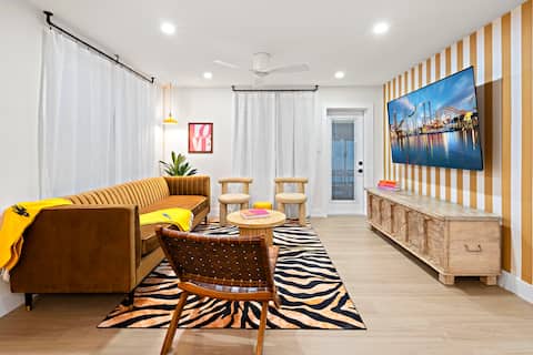 Top Airbnb: WOW! 2.5 miles to Universal and Epic - Sleeps 14 in Florida Center