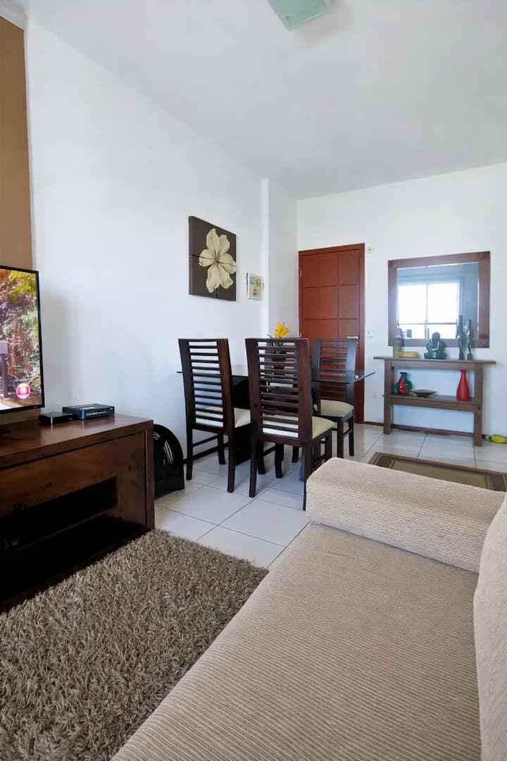 მყუდრო და კარგად განათებული ოთახი სასადილო მაგიდით, რომელიც იდეალურია კვებისთვის ან სამუშაოდ. სრულად აღჭურვილი სამზარეულო თქვენი კომფორტისთვის. აქვეა ტელევიზორი და კომფორტული გარემო, რომ თავი შინაურად იგრძნოთ.