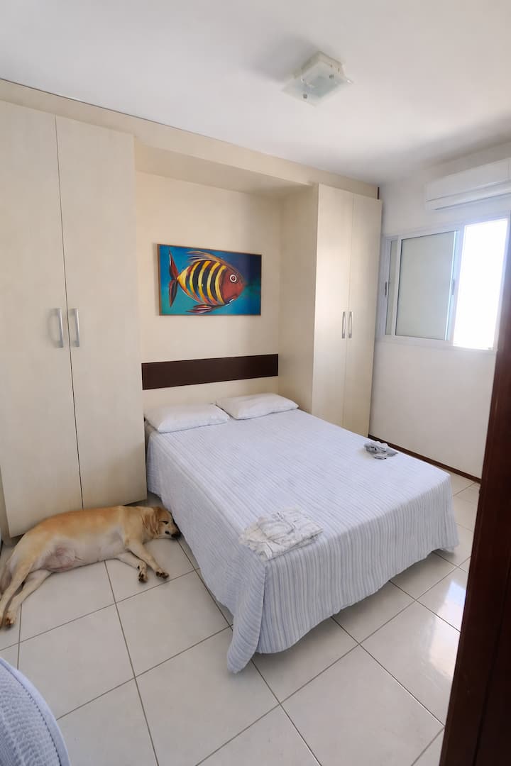 მყუდრო და წყნარი ოთახი, რომელშიც არის ძალიან კომფორტული საწოლი და მაღალი ხარისხის ლეიბი იდეალური ძილისთვის. დიდი კარადები სივრცის და ორგანიზებულობის შეგრძნებას ქმნის, რაც იდეალურია კომფორტულად დასასვენებლად.