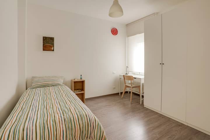 ห้องพักพร้อมเตียงเดี่ยว สะดวกสบายสำหรับการรองรับญาติและเพื่อน พร้อมตู้เสื้อผ้าและพื้นที่ทำงานที่เกี่ยวข้องพร้อมโต๊ะทำงาน