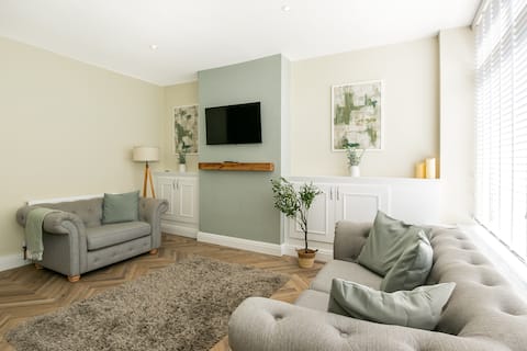 Top performing Airbnb: Historic Barber Shop, Parking, Garden, Town Centre in Cirencester