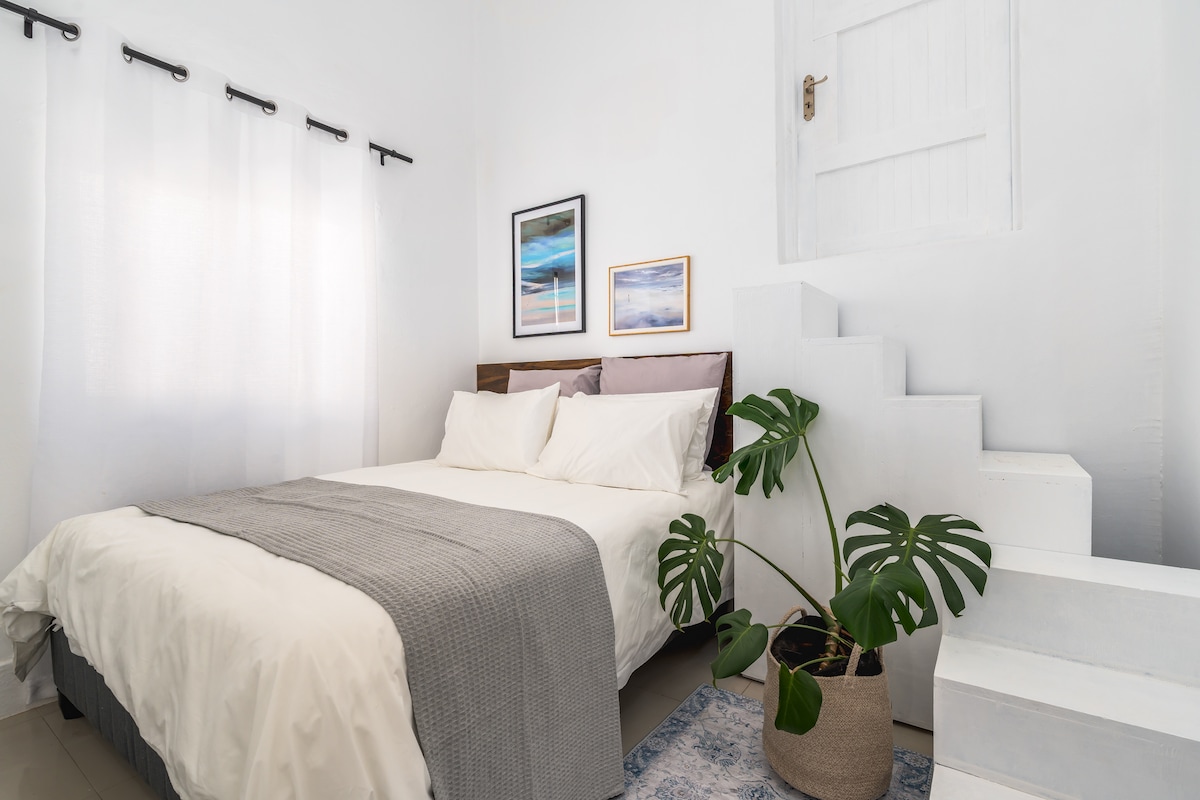 Последната спалня е до банята и е идеална за тийнейджър/дете, но достатъчно голяма за трета двойка или самостоятелен пътник. Леглото е удобно двойно с достъп до вътрешния двор за самостоятелно кафе, преди останалата част от къщата да се събуди. 