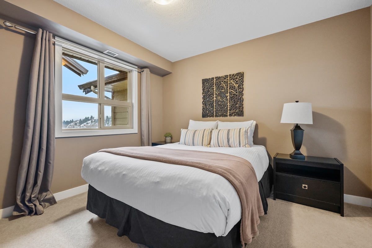 Deuxième chambre avec un lit queen, une télévision 32" avec un Amazon Firestick, une commode, un placard, des rideaux occultants.