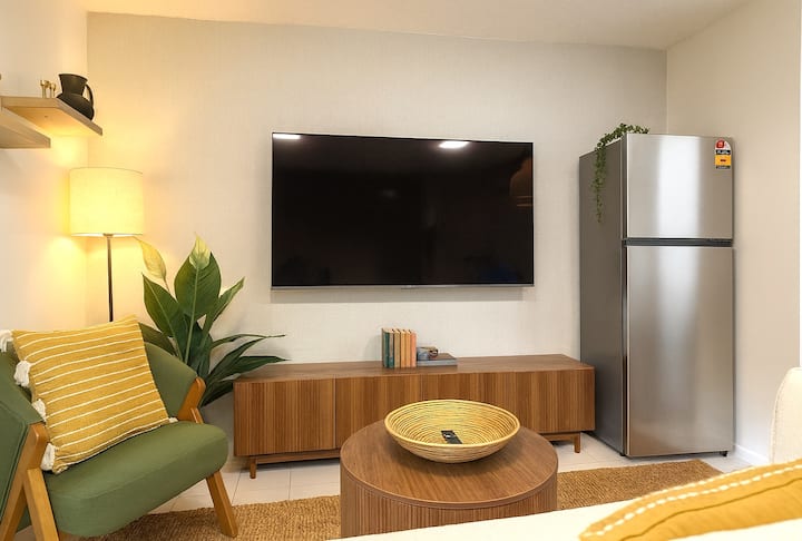New St Kilda 1br | Fitzroy St + Parking - St Kilda