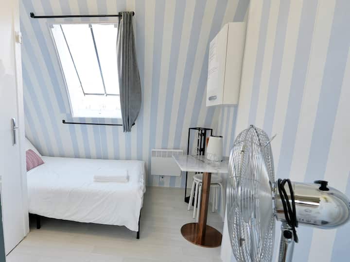 4) New! City Center Budget Capsule Studio 9m² - Paris