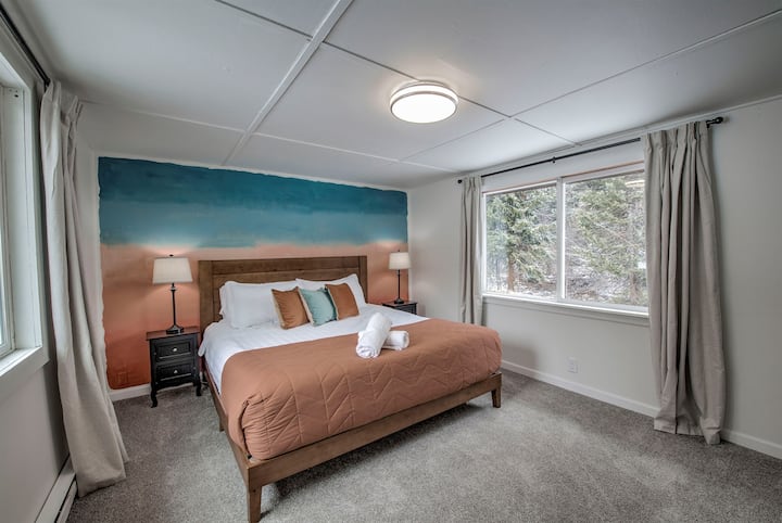 Ressourcez-vous dans votre chambre paisible : une literie somptueuse, un éclairage doux et une vue apaisante créent un havre de paix entièrement pour vous. Juste devant la fenêtre, vous entendrez Spruce Creek couler d'avril à novembre ; ses sons incroyablement magnifiques vous berceront jusqu'au sommeil.