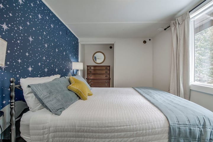 Endormez-vous dans votre chambre confortable : du linge de lit haut de gamme tout doux, des tons apaisants et un espace paisible conçu pour que vous puissiez vous détendre et vous l'approprier.
